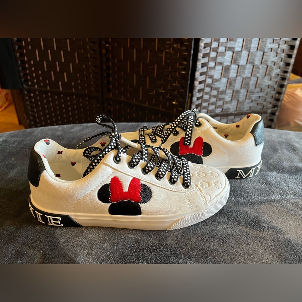 Disney Minnie Mouse sneakers. Embroidered. Low-top. Women’s 6 or youth 4. New! - Picture 2 of 10